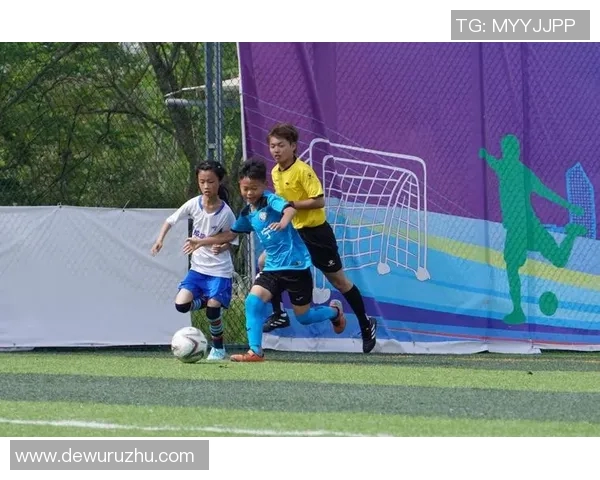 爆炸卷发足球球星赛场追风少年展现激情斗志与无限魅力