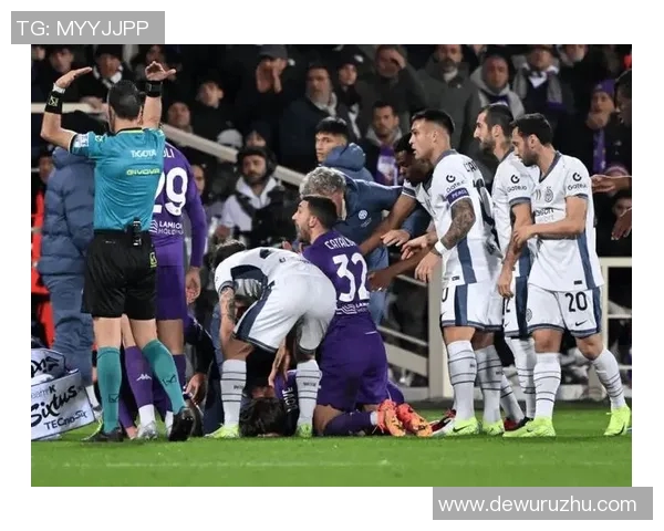 足球球星比赛中意外受伤倒地队友围成保护圈现场气氛瞬间紧张